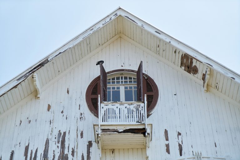 balcony-house-with-walls-broken-wood
